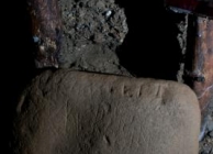 Az alagutakban állítólag magyar rovásírásos táblákat találtak - az itteni kutatók az angolszász rúnákhoz hasonlítják a jeleket