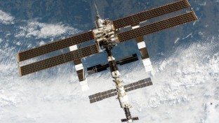 A Discovery átrepül az ISS felett