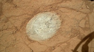 Így néz ki egy pormentes marsi szikla