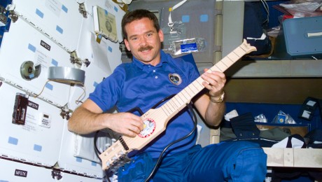Egy úr az űrből: Chris Hadfield visszatért a Földre!